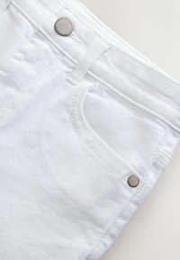 Hvide bomuldsdenim jeans med et klassisk fem-lomme design, metalknaplukning og subtile syninger.