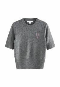 Pelēks adīts džemperis ar īsām piedurknēm, ar ribotām malām un nelielu ziedu izšuvumu kreisajā pusē.