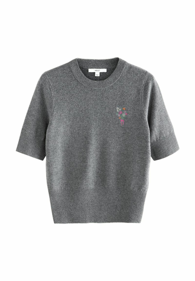 Pelēks adīts džemperis ar īsām piedurknēm, ar ribotām malām un nelielu ziedu izšuvumu kreisajā pusē.