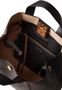 Schwarze Leder-Umhängetasche mit goldenen Beschlägen, ausgestattet mit einem weichen beigefarbenen Innenfutter, einer Reißverschlusstasche und einem abnehmbaren Innenbeutel mit Schlangenmustern.