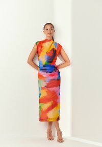 Bunt bedrucktes Bodycon-Kleid mit lebendigen Pinselstrich-Mustern in rot, gelb, blau und grün. Der Stoff ist glatt und hat eine figurbetonte Silhouette.