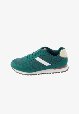 Baskets de sport bleu sarcelle avec bande blanche sur le côté, patch beige au talon, dessus en mesh, détails en daim et semelle blanche avec rainures marron, chaussure gauche visible.