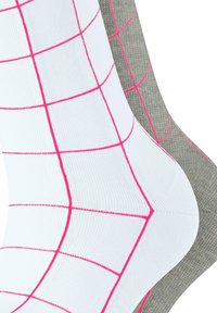 Zwei Paar Socken: ein Paar weiß mit einem rosa Karomuster, das andere hellgrau mit einem ähnlichen rosa Karomuster. Beide haben eine glatte Textur.