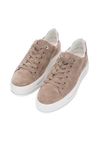 Wildleder Sneaker in Taupe mit flachen Schnürsenkeln und weißen Gummisohlen. Verfügt über eine abgerundete Zehenpartie und einen glatten Fersenakzent für zusätzlichen Detailreichtum.
