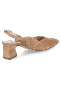 Chaussure slingback en daim couleur fauve avec bout pointu et talon bloc, dotée d'une bride à boucle réglable et d'une semelle lisse.