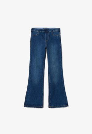 Vaqueros acampanados de mezclilla en azul oscuro con cinturilla, bolsillos frontales y costuras contrastantes. La tela tiene una textura suave.