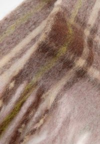 Tekstilhalsedisse med blødt filtmateriale i pink, brun og grøn nuancer, med et subtilt stribet mønster og en fuzzy tekstur.
