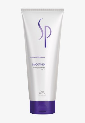 Tube blanc de l'après-shampoing Wella Professionals System Professional Smoothen avec un bouchon violet et du texte sur un fond blanc.
