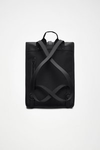 Sort rygsæk lavet af stof og syntetiske materialer. Har stropper med krydsmønster, et topgreb og en sidelomme med lynlås.