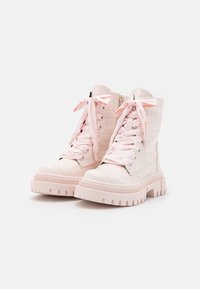 Bottes chevilles roses à motif crocodile avec lacets ruban, fermetures éclair latérales et semelles épaisses et robustes. Texture lisse et design moderne.