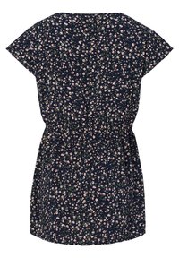 Mörkblå klänning med korta ärmar, prydd med ett blommönster i rosa och grönt. Elastisk midja som samlar tyget för en formad silhuett. Mjukt material, knälång.