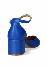 Sandali con tacco in pelle blu, dotati di tacco a blocco, cinturino alla caviglia e design curvo che migliora la vestibilità. Texture liscia con suola marrone chiaro.