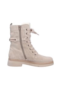 Stivale alla caviglia in suede beige con fodera pelosa, lacci sul davanti, cerniera laterale e suola in gomma bassa e texture. Presenta occhielli e cinturini decorativi.