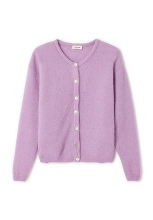 Cardigan lilas en tissu doux et texturé, avec un col en V, des manches longues et une rangée de six boutons nacrés sur le devant.