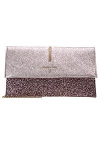 Sac pochette rectangulaire avec rabat métallique rose clair et partie inférieure rose foncé pailletée, avec une petite barre verticale dorée et logo.