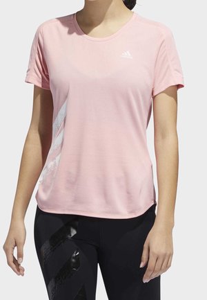 Helles rosa Sport-T-Shirt aus strukturiertem Stoff, mit kurzen Ärmeln und einem weißen Logo auf der Brust, sowie einem seitlichen Streifendetail.