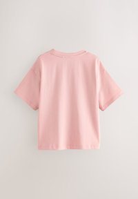 Vaaleanpunainen, lyhythihainen T-paita pyöreällä kaula-aukkolla, valmistettu pehmeästä puuvillasta, jossa on sileä pinta ja yksinkertainen muotoilu ilman näkyviä kuvioita tai yksityiskohtia.