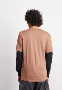 Jordan AIR CREW - Marškinėliai su spaudiniu - archaeo brown/white
