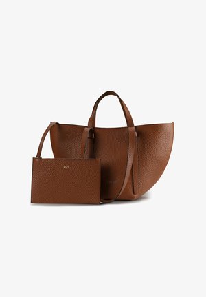 Borsa tote in pelle marrone con finitura testurizzata, dotata di due manici. Accompagnata da una piccola pochette coordinata con zip e logo dorato.