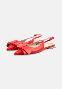 Rote Leder-Slingbacks mit spitzem Zehenbereich, vorne mit einer großen Schleife und einem kleinen metallischen Akzent an der Ferse.