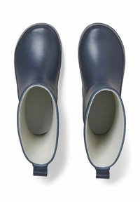 Bottes en caoutchouc bleu marine avec un extérieur lisse, un bout arrondi et une doublure texturée blanche. Elles disposent d'une languette à l'arrière pour un enfilage facile.