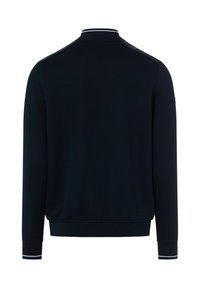 Granatowa bluza z teksturowanym wzorem, ściągaczami na mankietach i dole oraz kontrastującym białym paskiem przy kołnierzu. Widok z tyłu.