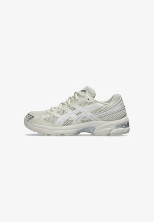 Chaussure de running en mesh gris clair et blanc avec lacets, semelle amortie et bande portant le logo de la marque sur le côté, vue de profil extérieur.