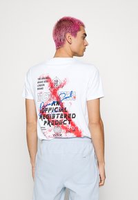 Brave Soul GEMEO - T-shirt estampada - optic white/multicolor