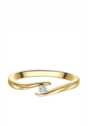 Anillo delgado de oro con un diseño ondulado que sostiene una sola gema pequeña, redonda y clara entre los extremos abiertos.
