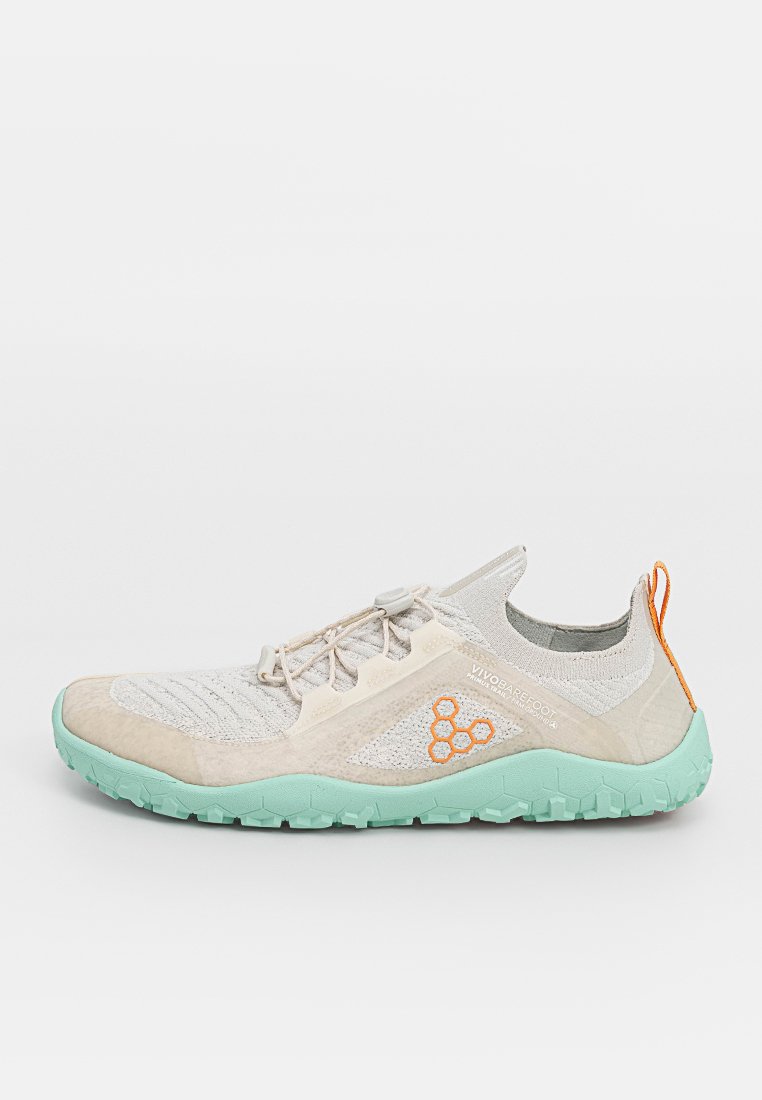 Zapatilla deportiva de color gris claro con parte superior de punto texturizado, suela verde menta, acento naranja y puntera reforzada. Presenta un diseño con cordones.