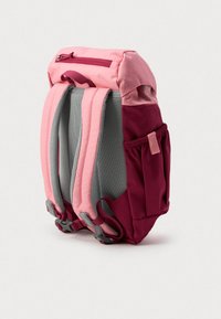 Zaino compatto con base bordeaux e dettagli rosa, spallacci in rete e tasca superiore con zipper per lo stoccaggio. Tasca laterale per ulteriore comodità.