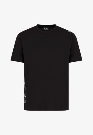 T-shirt nera in cotone con scollatura a girocollo. Presenta un logo stampato sulla spalla sinistra e un design verticale sul lato.