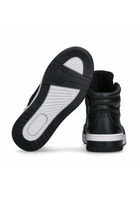 Sneaker alte nere con tomaia in pelle liscia, dettagli bianchi e suola in gomma testurizzata progettata per la presa. Presenta un collo imbottito.