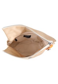 Borsa beige con zip dalla superficie liscia e opaca. L'interno presenta un'etichetta con il logo e un tirazip arancione vivace per un contrasto.