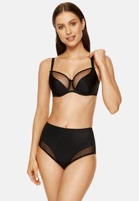 Czarny zestaw bielizny składający się z przezroczystego biustonosza o zaokrąglonych miseczkach oraz wysokich fig. Materiał jest gładki, z siateczkowymi akcentami i regulowanymi ramiączkami.