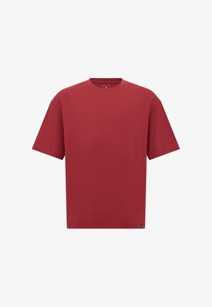 Punane puuvillane T-särk ümmarguse kaelusega ja lühikeste varrukatega. Omab sirget lõiget ja väikest logo silti alumises osas.