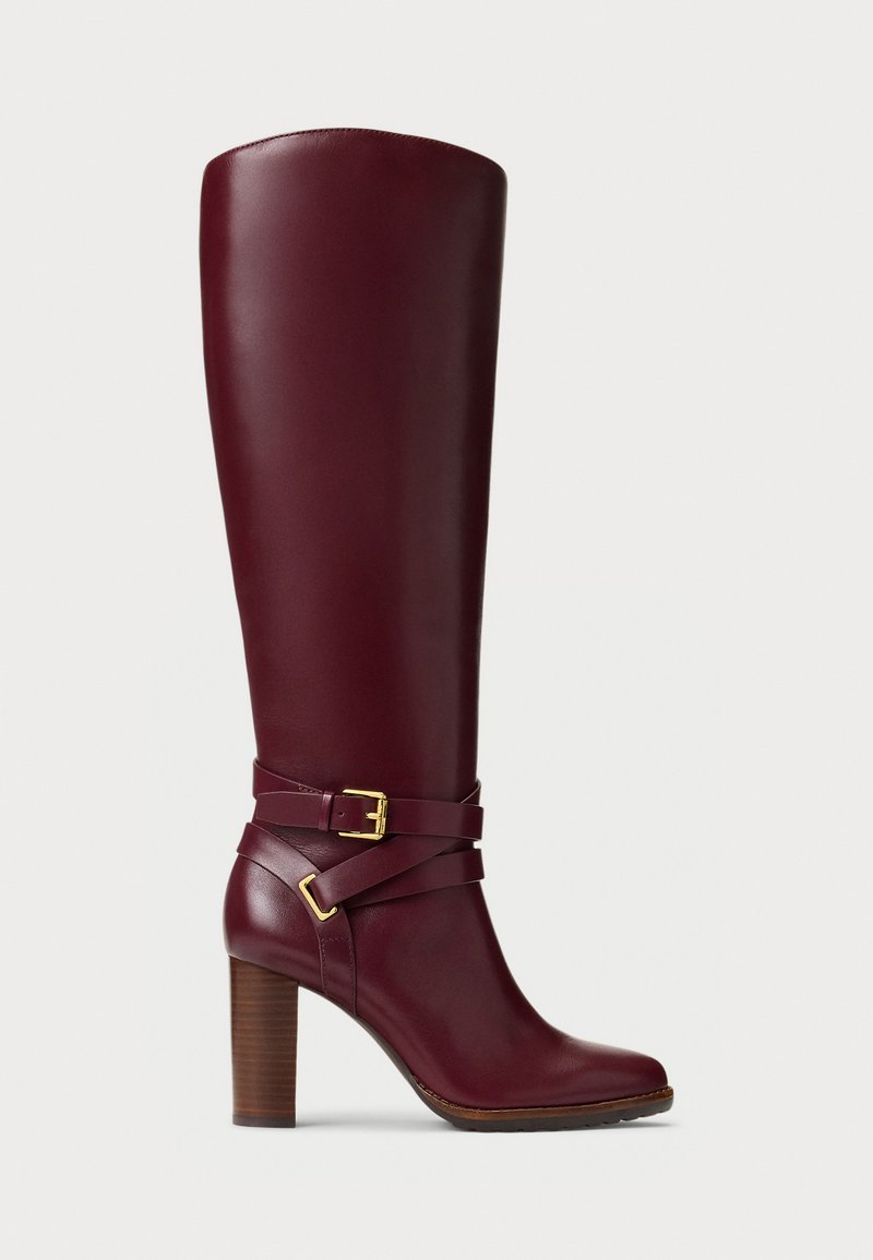 Stivale in pelle bordeaux alto con tacco a blocco alto e fibbie dorate decorative attorno alla caviglia.