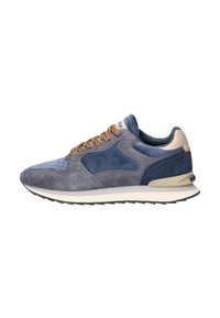 Heren sneakers in blauw en grijs suede met een gestructureerde afwerking, voorzien van bruine veters en een crèmekleurige rubberen zool. Zijaanzicht toont ontwerpinformatie.