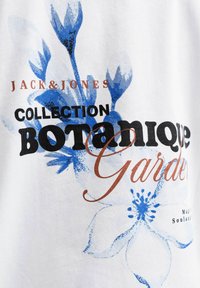 Μπλε λουλουδάτος σχεδιασμός με το κείμενο "JACK & JONES COLLECTION Botanique Garden" σε λευκό ύφασμα.