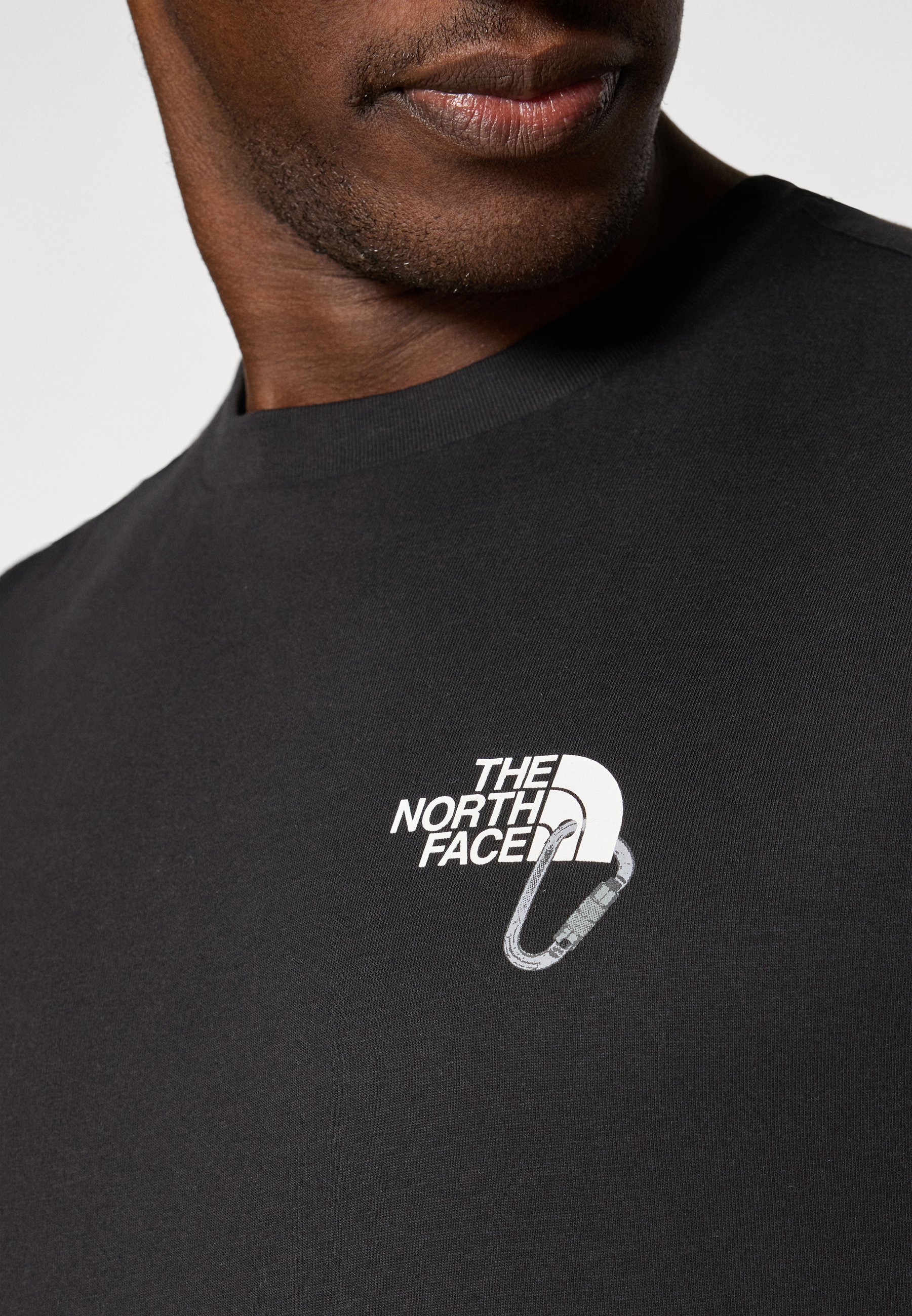 ★ドイツ発*THE NORTH FACE*新作*Explore Carabiner Tシャツ/G★ The North Face EXPLORE CARABINER RELAXED TEE UNISEX - T