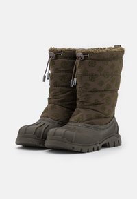 Botas de invierno aisladas marrones con parte superior de nailon estampado, suela de goma y puños ajustables con cordón, diseñadas para el clima frío.