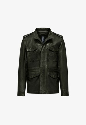 Dunkelgrüne Lederjacke mit Schulterklappen, zwei Brusttaschen und geradem Saum. Glatte Textur mit sichtbaren Nähdetails.