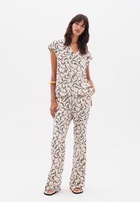 Bloemmotief, crèmekleurig top en wijde broek-set, gemaakt van lichtgewicht stof met korte mouwen en een V-hals ontwerp.
