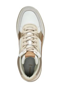 Baskets beige et blanches avec des textures variées, y compris du cuir lisse et des accents en daim. Comporte un système de laçage et une semelle intérieure rembourrée.