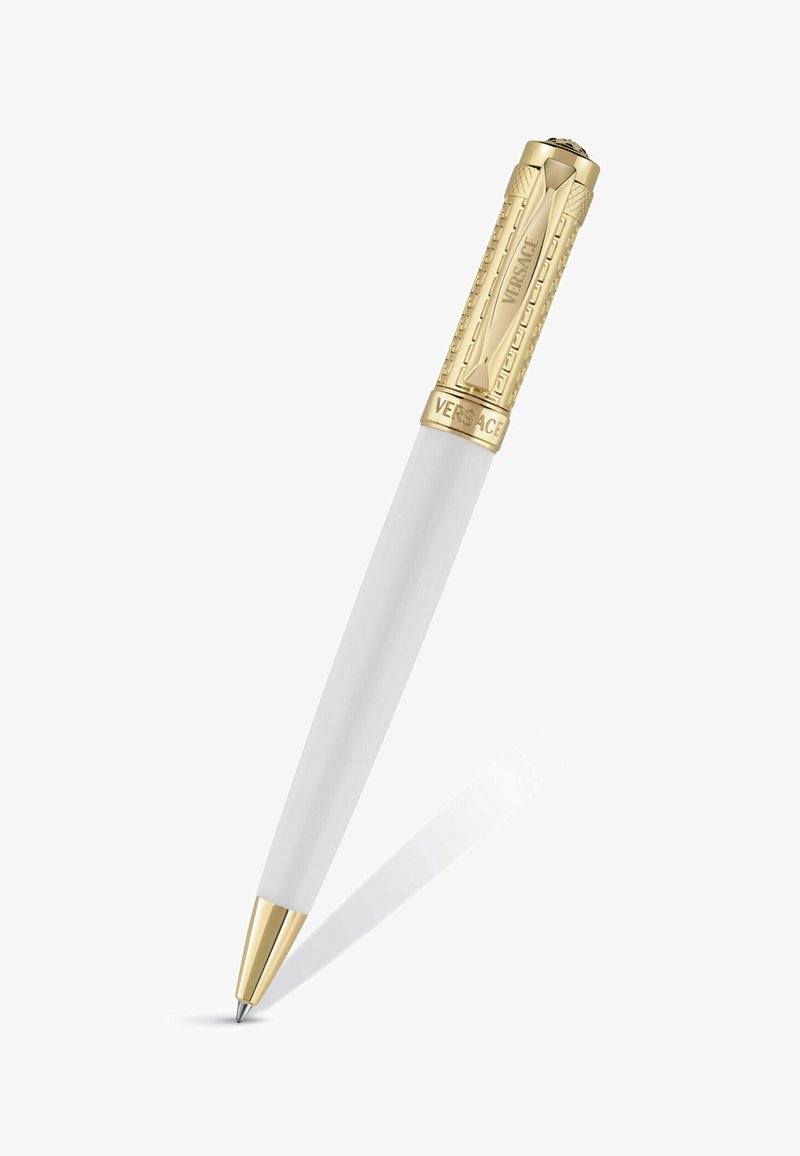 Stylo blanc avec embout et capuchon dorés, présentant des motifs complexes et le logo "Versace" sur la pince et la bague.
