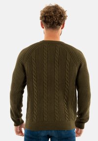 Pullover verde oliva in maglia con motivi a treccia testurizzati, polsini e orlo a coste. Presenta un colletto a giro e una vestibilità aderente per il comfort.