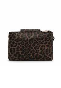 Borsa a tracolla con stampa leopardata in finta pelle marrone lavorata, dotata di manico superiore e chiusura con cerniera dorata. Forma rettangolare compatta.