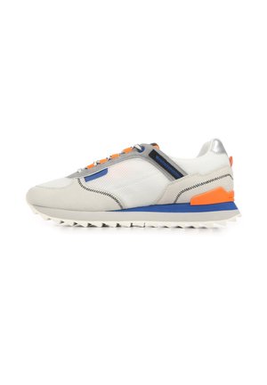 Baskets basses en maille blanche, suède gris, accents orange et bleu, avec une semelle blanche dentelée, vues de profil sur fond blanc.