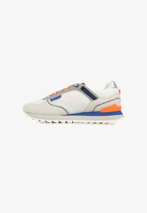 Low-top sneaker met witte mesh, grijs suède, oranje en blauwe accenten, en een getande witte zool, zijaanzicht op een witte achtergrond.