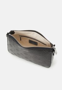 Borsa a pochette in pelle nera con design in rilievo, hardware in argento e fodera in tessuto beige, dotata di una tasca interna con cerniera e dettaglio del logo.
